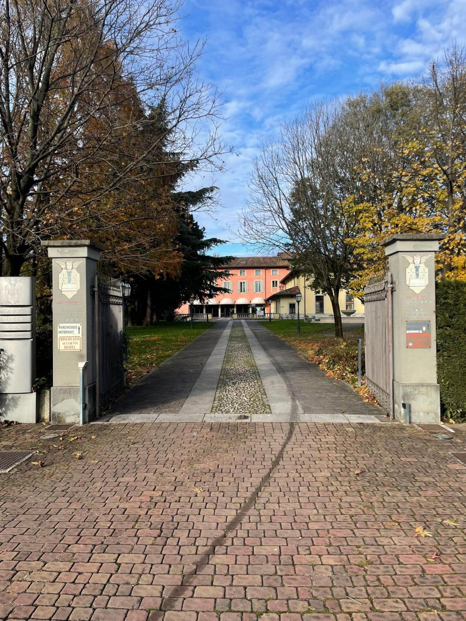 Bes Hotel Bergamo Cologno Al Serio Exterior foto